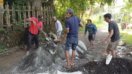 Gotong Royong, Perbaikan Jalan secara Swadaya 