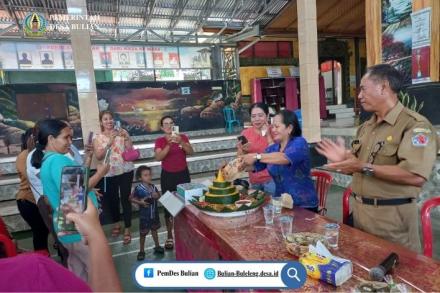 Penuh Kasih dan Kebersamaan: PKK Desa Bulian Rayakan Hari Ibu dengan Potong Tumpeng dan Tukar Kado